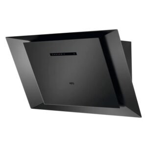 La hotte de cuisine murale noire AEG DVK6981HR présente un design angulaire moderne et un panneau de commande numérique élégant situé en haut à l'avant.