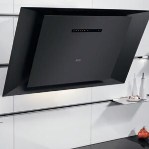 Cuisine moderne avec une hotte murale AEG DVK6981HR noire et élégante, des étagères minimalistes et divers articles de cuisine de la collection AEG.