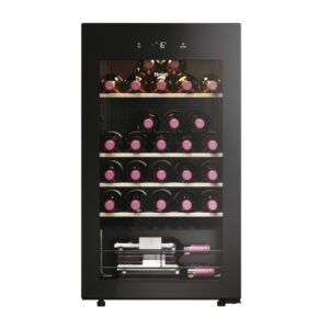Un élégant réfrigérateur à vin noir HAIER HWS34GGH1, rempli de bouteilles sur ses étagères et affichant un affichage numérique de la température en haut.