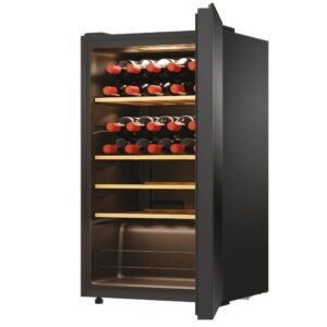Un refroidisseur à vin noir HAIER HWS34GGH1, avec sa porte ouverte, révèle plusieurs étagères contenant des bouteilles de vin avec des bouchons rouges.
