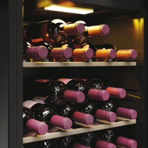 Le réfrigérateur à vin HAIER HWS34GGH1 est doté d'étagères pouvant contenir des bouteilles de vin, chacune stockée horizontalement avec les bouchons roses tournés vers l'extérieur.