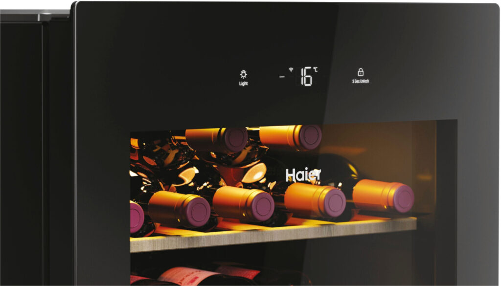 Le refroidisseur à vin élégant HAIER HWS34GGH1 est doté d'un écran LED indiquant une température de -16°C et peut contenir plusieurs bouteilles de vin sur une étagère en bois.