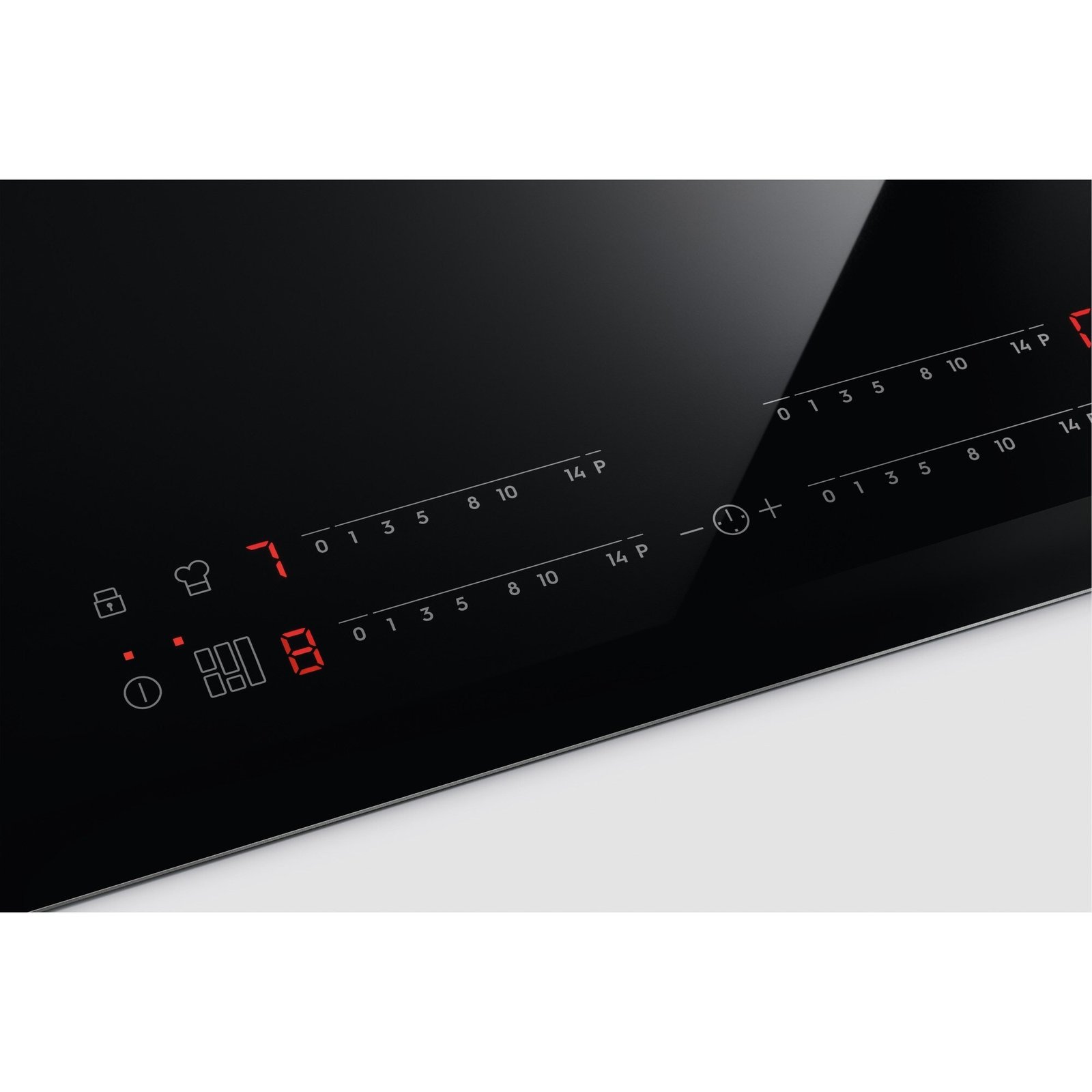Gros plan du panneau de commande tactile noir de la table de cuisson à induction ELECTROLUX EIV63343, présentant des affichages numériques rouges indiquant différents réglages et les chiffres 7 et 8.