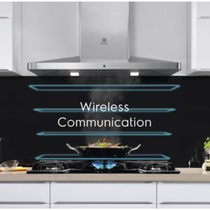 Dans une cuisine moderne, une table de cuisson grésille de légumes dans un wok, tandis que les mots « Communication sans fil » s'illuminent sur un dosseret noir rétroéclairé, mettant en vedette l'élégant ELECTROLUX IDE6342KC pour une expérience de cuisson innovante.