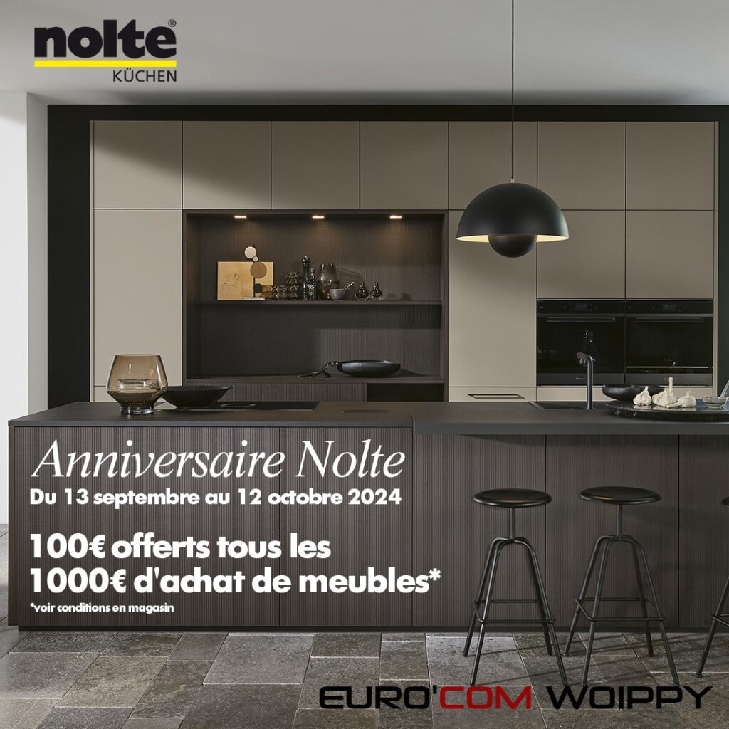 Intérieur de cuisine moderne avec armoires foncées et îlot; Détails de la vente ANNIVERSAIRE NOLTE Küchen en superposition de texte français.