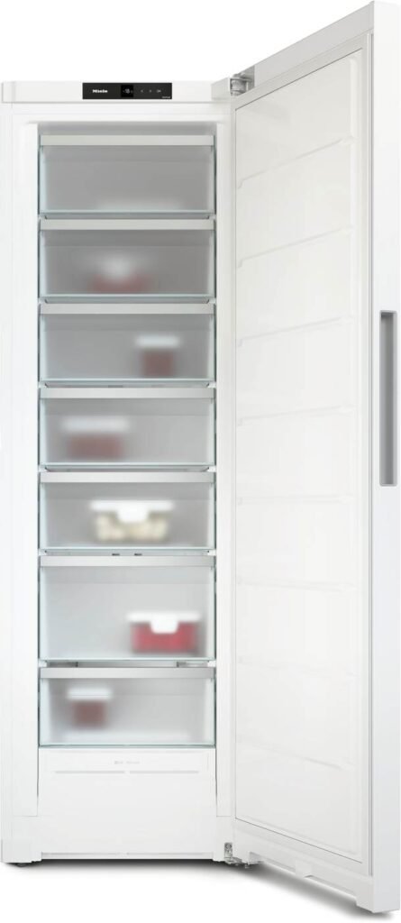Ouvrez le réfrigérateur MIELE FN4372E, qui dispose de plusieurs étagères et compartiments, pouvant contenir une variété d'aliments assortis.
