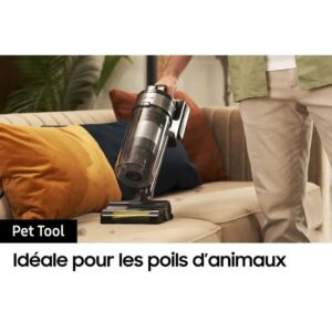 Une personne utilise un aspirateur SAMSUNG VS20C85F2TB avec un accessoire pour animaux de compagnie sur un canapé. Le texte qui l'accompagne indique : « Idéal pour les poils d'animaux.