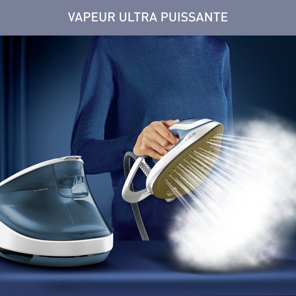 Une personne utilise un fer à vapeur CALOR YY5357FC, avec une forte émission de vapeur visible, debout à côté d'un grand réservoir d'eau. Le texte français ci-dessus indique « Vapeur Ultra Puissante ».