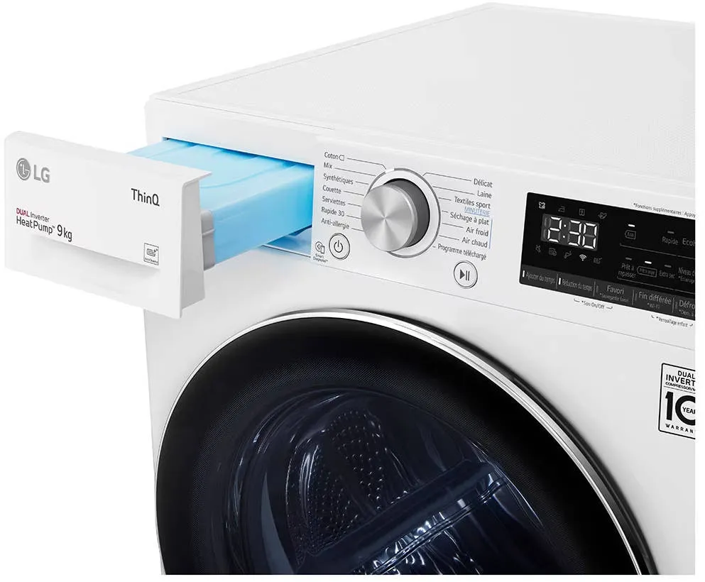 Le LG RH9V50WH est un lave-linge blanc à chargement frontal doté d'un tiroir à détergent ouvert et d'un panneau de commande visible.
