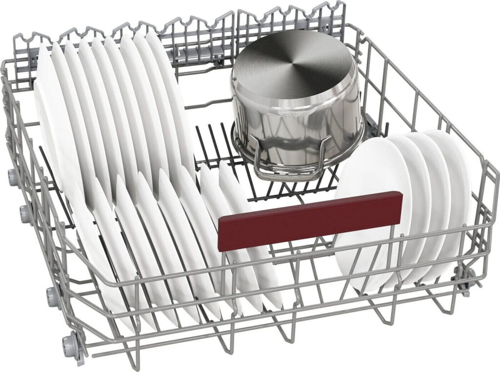 Le lave-vaisselle NEFF S155ECX06E met en valeur son design efficace avec un panier parfaitement organisé, soigneusement empilé avec des assiettes blanches et un couvercle de casserole en métal.