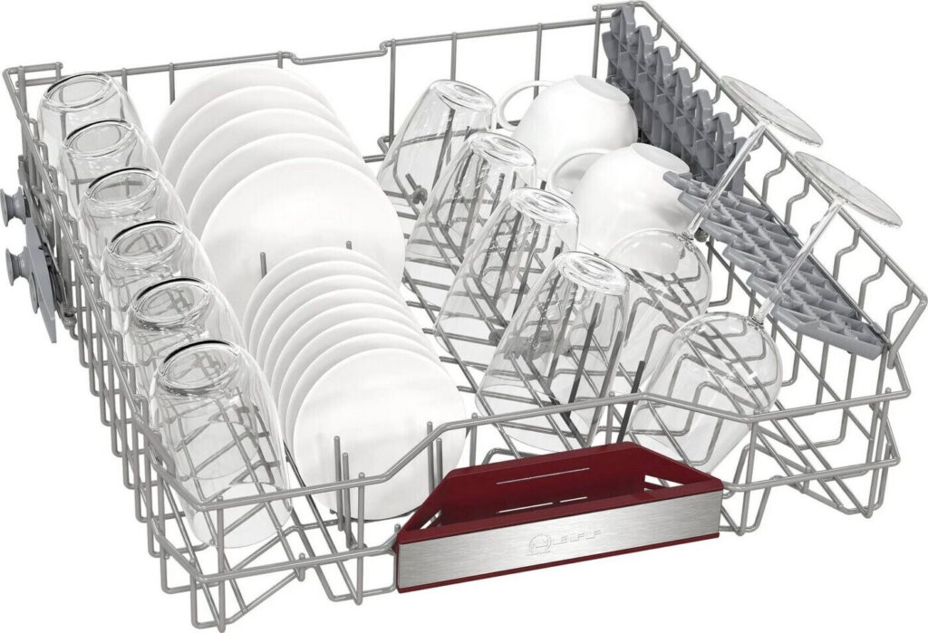 Le panier du lave-vaisselle NEFF S155ECX06E est soigneusement organisé avec des assiettes, des tasses et des verres pour assurer un lavage efficace.