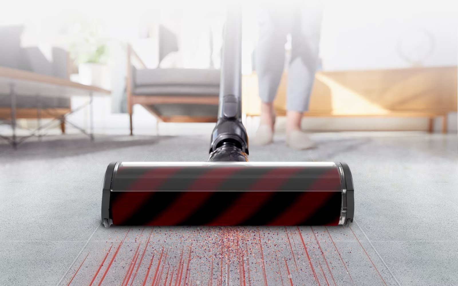 Le LG A9K-PRIME1G ramasse efficacement la saleté d'un tapis dans le salon grâce à sa puissante tête d'aspirateur.