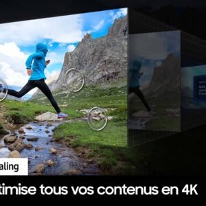 Un coureur portant un sweat à capuche bleu saute par-dessus un ruisseau avec en arrière-plan un paysage montagneux, le tout rehaussé par une superbe mise à l'échelle 4K de l'IA sur le SAMSUNG TQ55S90D.