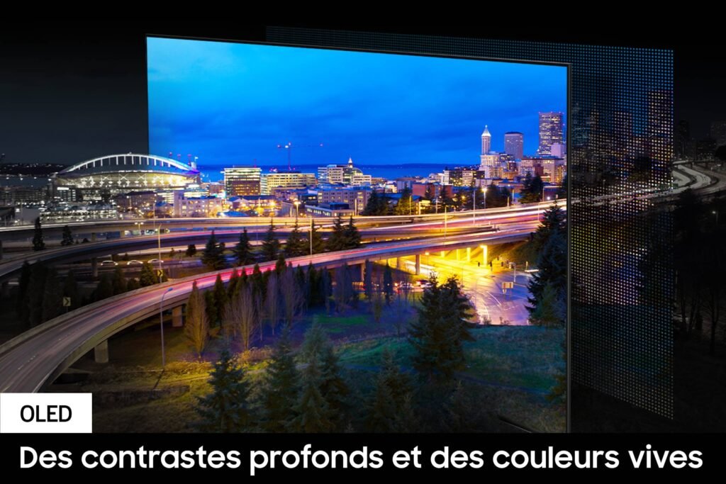 Au crépuscule, le paysage urbain prend vie avec un écran OLED SAMSUNG éclatant, rappelant les visuels époustouflants et les contrastes profonds observés sur le téléviseur SAMSUNG TQ55S90D.