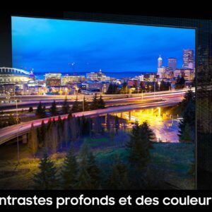 Au crépuscule, le paysage urbain prend vie avec un écran OLED SAMSUNG éclatant, rappelant les visuels époustouflants et les contrastes profonds observés sur le téléviseur SAMSUNG TQ55S90D.