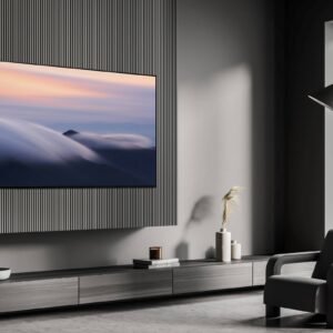 Salon moderne doté d'un élégant téléviseur mural SAMSUNG TQ55S90D, d'un fauteuil gris, d'un lampadaire et d'une grande fenêtre laissant entrer une lumière naturelle abondante.
