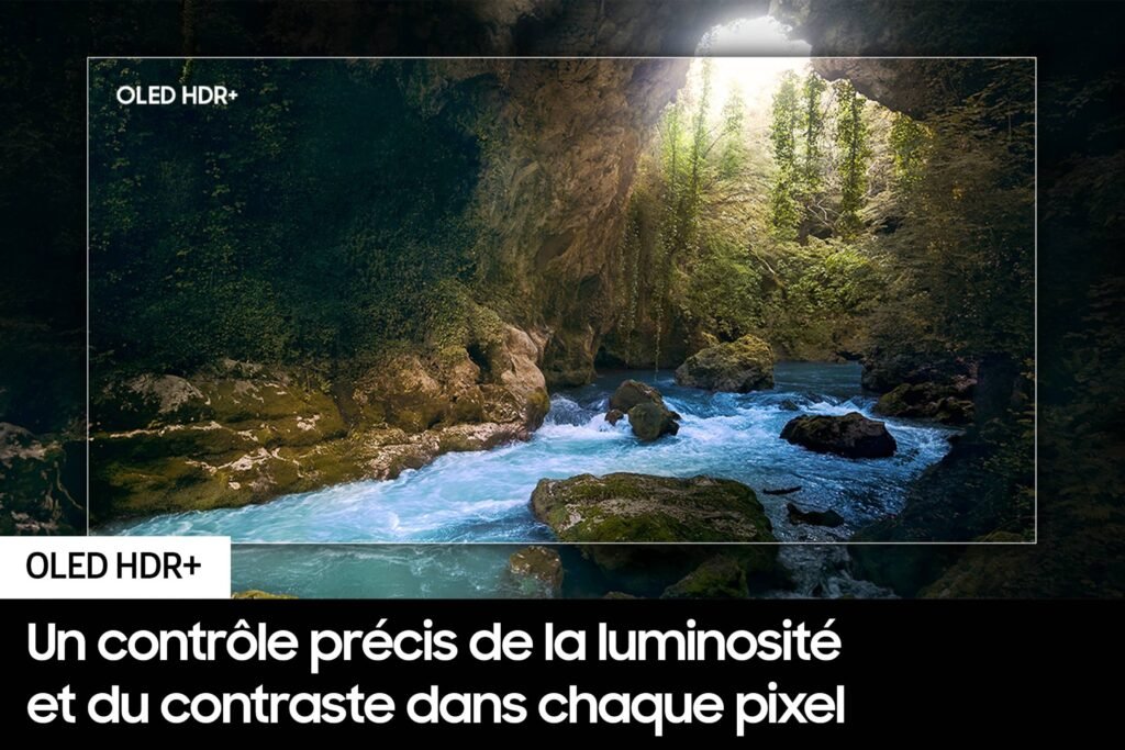 Une grotte de montagne avec une rivière et une verdure luxuriante est magnifiquement représentée, avec un texte français qui met en valeur la technologie OLED HDR+ de Samsung dans le SAMSUNG TQ77S90D.
