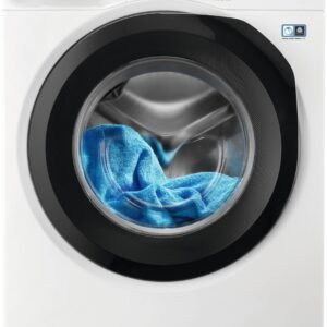 Un ELECTROLUX EW6F5814BA accueille délicatement une serviette bleue douce dans son tambour à la capacité généreuse.