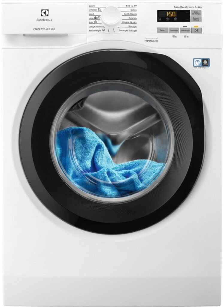 Un ELECTROLUX EW6F5814BA accueille délicatement une serviette bleue douce dans son tambour à la capacité généreuse.