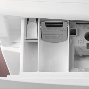 Gros plan des compartiments à détergent et à assouplissant de la machine à laver ELECTROLUX EW6F5814BA, mettant en évidence des instructions et des mesures claires qui illustrent la conception conviviale d'Electrolux pour un entretien facile du linge.