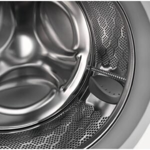 Gros plan d'un tambour vide de la machine à laver ELECTROLUX EW6F5814BA, mettant en valeur son design élégant en acier inoxydable perforé.