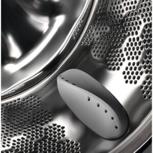 Gros plan d'un tambour de machine à laver en acier inoxydable brillant avec des trous perforés, mettant en valeur le design élégant du modèle ELECTROLUX EW6F5814BA.