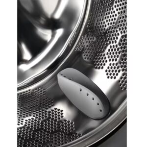 Gros plan du tambour ELECTROLUX EW6F4130SA, mettant en valeur sa conception en acier inoxydable perforé et son distributeur de détergent pratique.