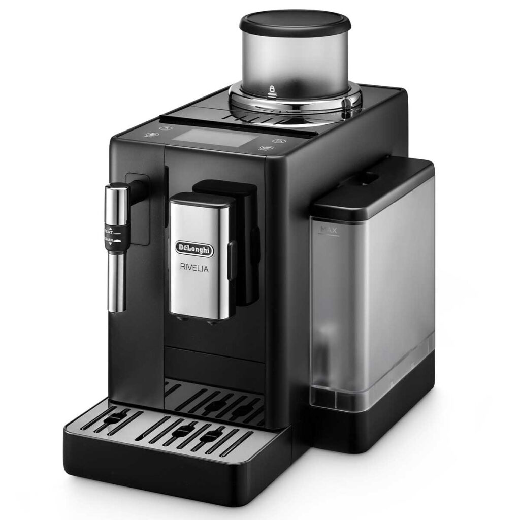 La DELONGHI FEB4435.B est une élégante machine à café noire et argentée avec un moulin intégré et un réservoir d'eau latéral pratique.