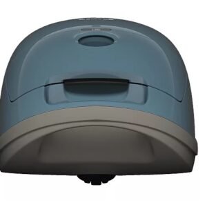 Avec son design élégant bleu et gris, l'aspirateur robot Miele GUARD M1 FLEX est élégamment vu de côté.