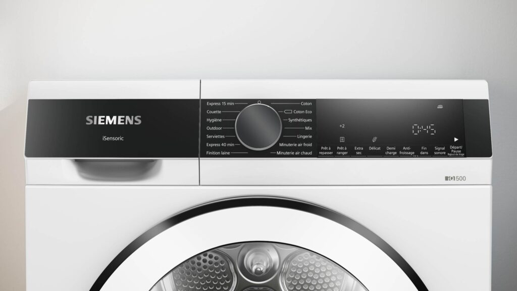 Gros plan du panneau de commande du SIEMENS WP31G200FR, présentant son affichage numérique et une gamme d'options de cycle pour un entretien efficace du linge.