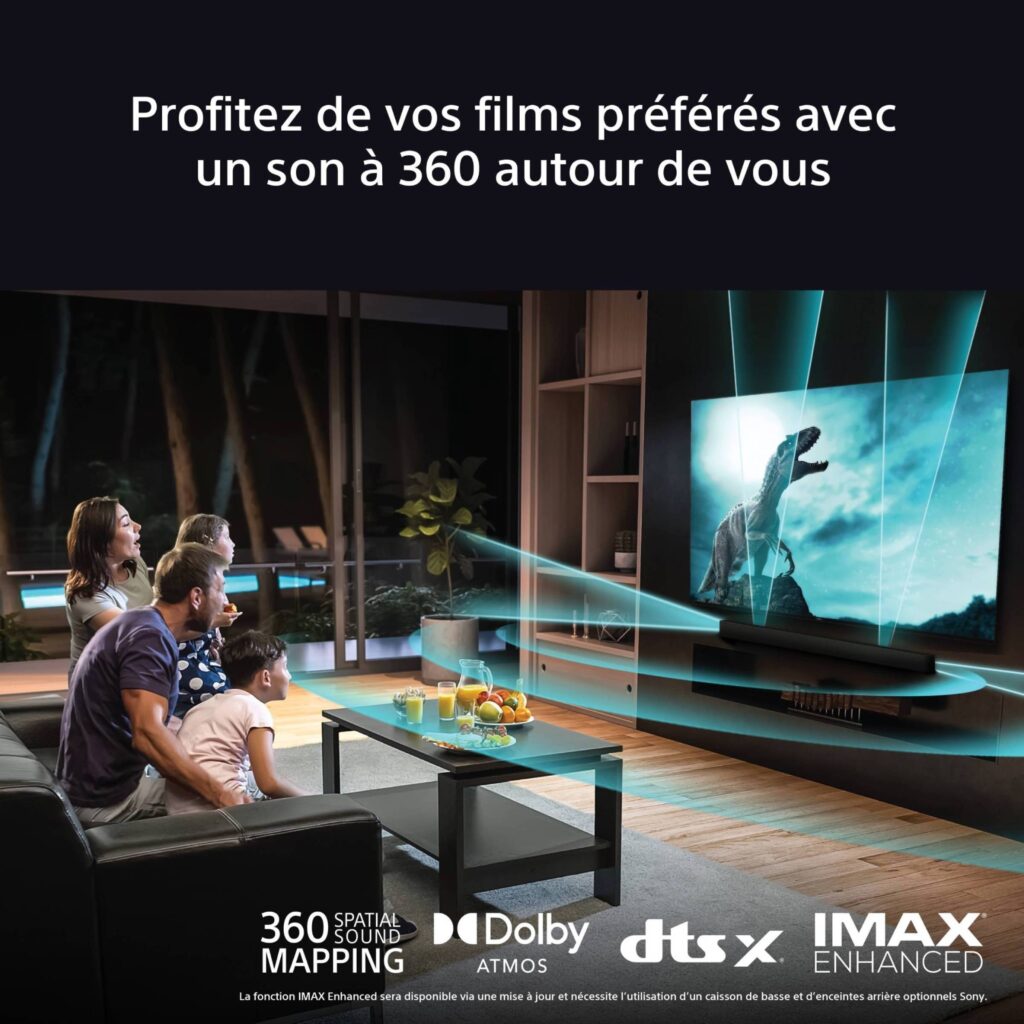 Une famille se réunit dans le salon, captivée par un film de dinosaures palpitant avec le son surround immersif du SONY HTA8000 BRAVIA THEATER BAR 8. Le texte français souligne comment cette expérience transforme leur maison en cinéma, offrant un son à 360 degrés inégalé, complété par les visuels époustouflants de BRAVIA.