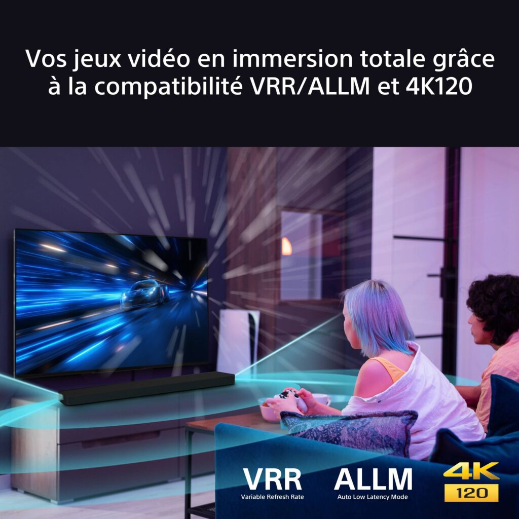 Deux personnes participent pleinement à un jeu vidéo de course sur un téléviseur, avec une expérience améliorée par les fonctions VRR/ALLM et 4K120. Le son cinématographique immersif est délivré par la barre de cinéma BRAVIA THEATER BAR 8 de SONY HTA8000.