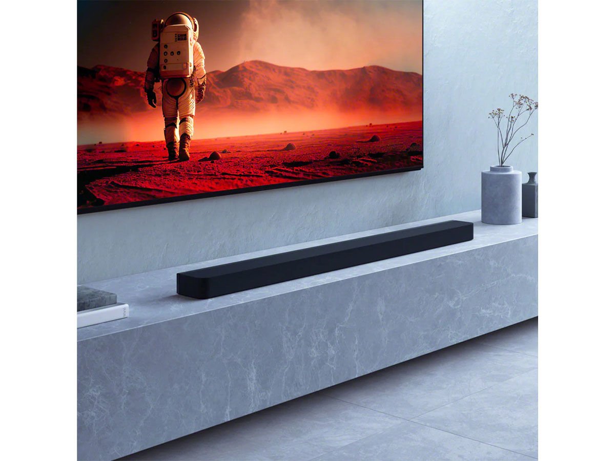 Une élégante barre de son SONY HTA9000 BRAVIA Theatre Bar 9 repose sur une surface en marbre gris sous un téléviseur affichant un astronaute marchant sur un paysage rouge de type martien.