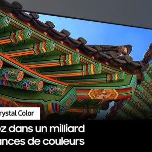 Le téléviseur SAMSUNG TU55DU8575 affiche un toit traditionnel vibrant avec « Dynamic Crystal Color » élégamment écrit en français en bas.