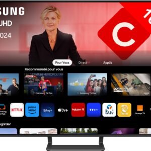 Un présentateur charismatique présente des applications de streaming sur un élégant téléviseur intelligent Samsung, avec une bannière « 163 CM » mettant en valeur l'impressionnant modèle SAMSUNG TU65DU8575 dans le coin supérieur.