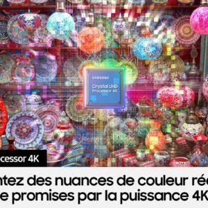Des lanternes vibrantes entourent le téléviseur UHD SAMSUNG TU65DU8575, avec un texte français mettant en valeur le réalisme des couleurs de son processeur UHD 4K.