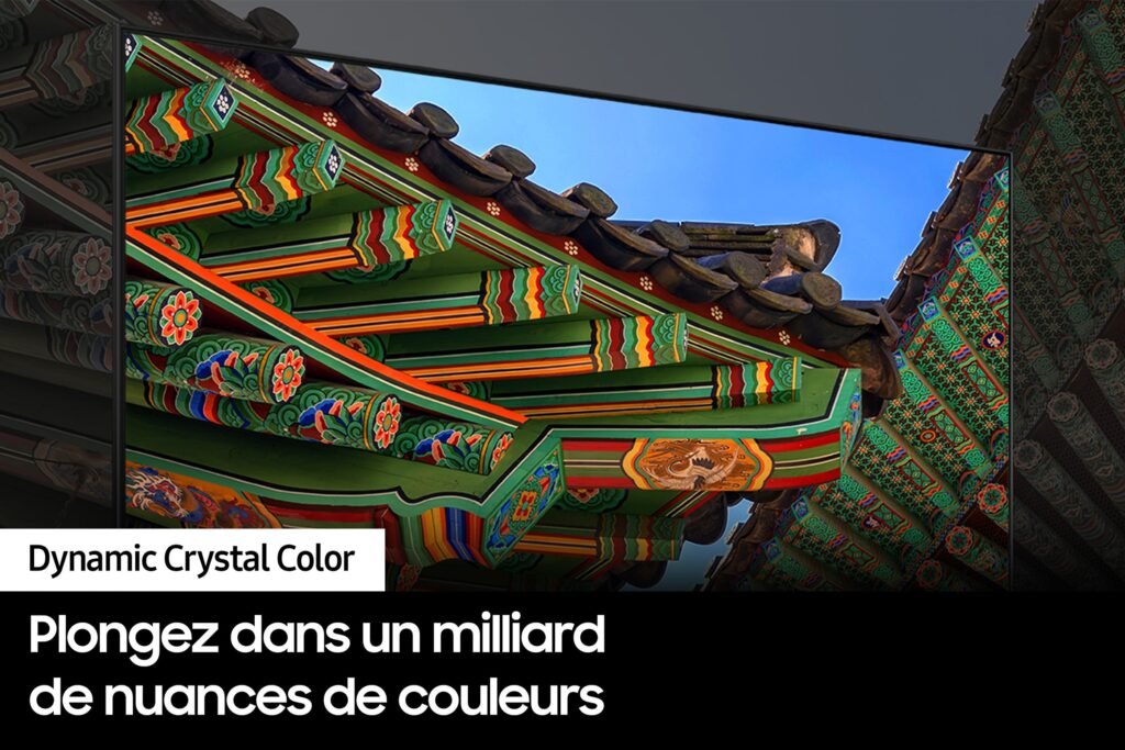 L'écran de télévision SAMSUNG TU65DU8575 affiche un plafond architectural vibrant et détaillé avec une bannière française en dessous, soulignant la clarté vive du modèle.