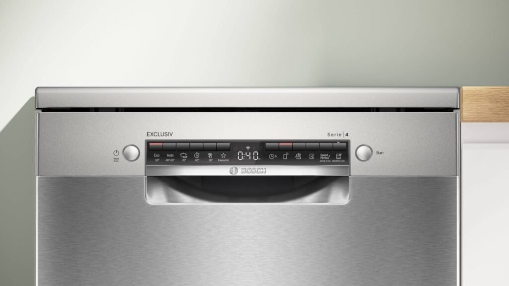 Gros plan du lave-vaisselle BOSCH SMS4ELI06F, mettant en valeur sa façade élégante en acier inoxydable et son panneau de commande intuitif.