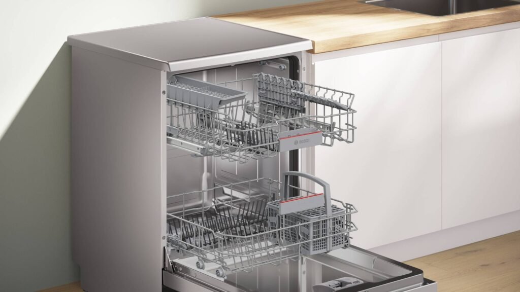 Ouvrez le lave-vaisselle BOSCH SMS4ELI06F, doté d'une finition en acier inoxydable et de deux grilles coulissantes, dans une cuisine moderne.
