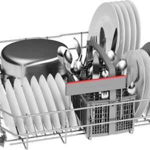 Le BOSCH SMS4ELI06F dispose d'un support ouvert avec des assiettes, des bols, une casserole et des couverts soigneusement disposés dans son panier.