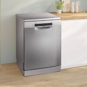 Le lave-vaisselle BOSCH SMS4ELI06F, en acier inoxydable, rehausse toute cuisine moderne. Il complète parfaitement les sols et les plans de travail en bois clair tout en étant élégant à côté d'un évier et d'une plante aux couleurs vives, ajoutant à la fois fonctionnalité et style.