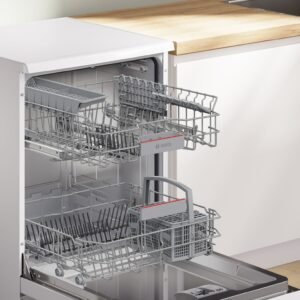 Le BOSCH SMS24EUW00F orne la cuisine moderne avec son design élégant, doté de paniers vides prêts pour le prochain cycle de lavage.