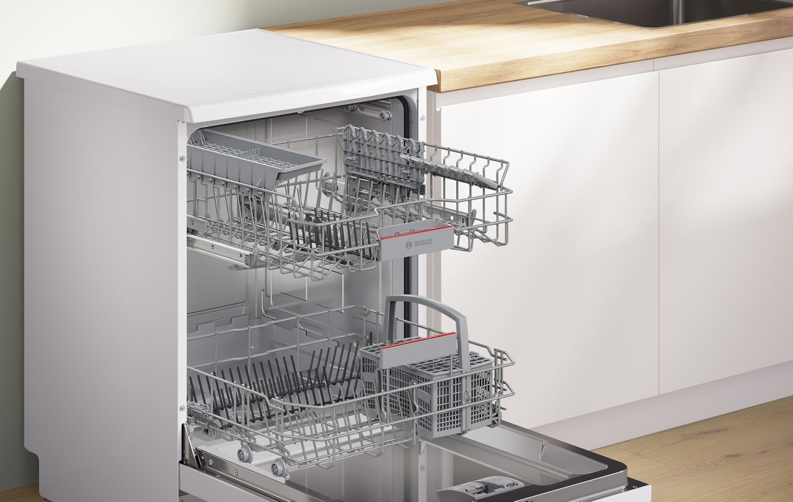 Le BOSCH SMS24EUW00F orne la cuisine moderne avec son design élégant, doté de paniers vides prêts pour le prochain cycle de lavage.