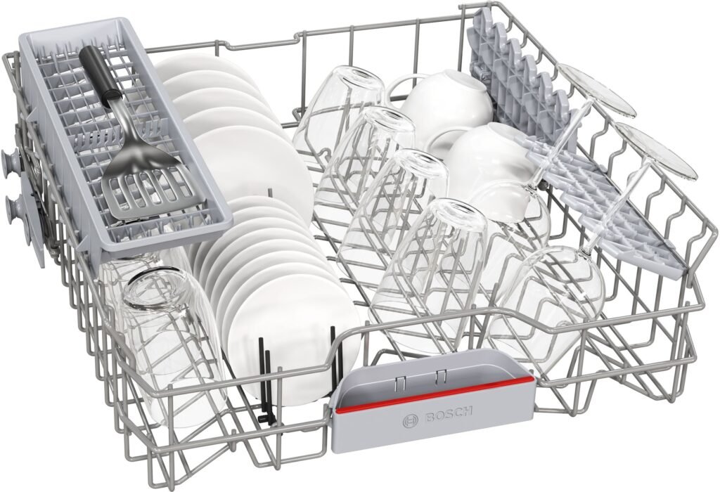 Le BOSCH SMS24EUW00F présente un support ouvert soigneusement organisé avec des assiettes blanches impeccables, des verres transparents et un plateau à couverts gris.