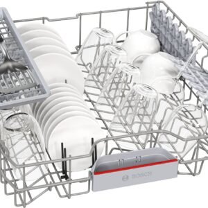 Le BOSCH SMS24EUW00F présente un support ouvert soigneusement organisé avec des assiettes blanches impeccables, des verres transparents et un plateau à couverts gris.