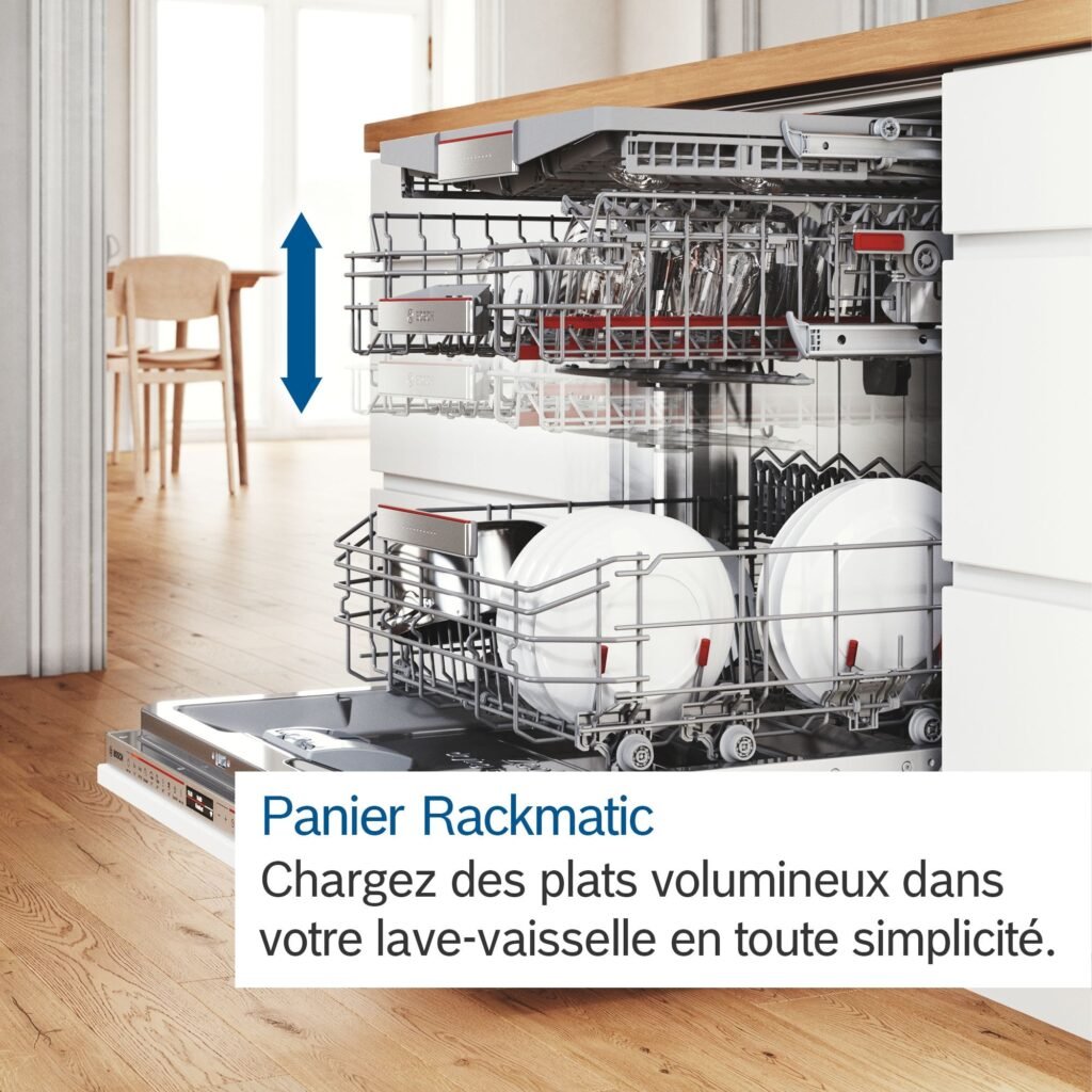 Ouvrez le lave-vaisselle BOSCH SMS24EUW00F, doté d'un panier supérieur réglable et d'un panier inférieur chargé, avec un texte français mettant en évidence ses caractéristiques de panier innovantes pour une utilisation polyvalente et efficace dans les cuisines modernes.