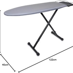 La planche à repasser BRAUN IB3001BK a une surface grise élégante avec des pieds noirs robustes et des dimensions de 96 cm de hauteur, 122 cm de longueur et 40 cm de largeur.