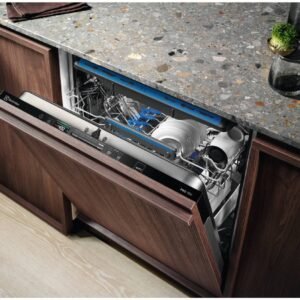 Meuble ouvert en bois comportant un lave-vaisselle ELECTROLUX EES48320L, rempli de vaisselle, sous un comptoir moucheté.