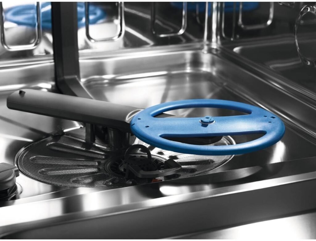 Découvrez l'intérieur élégant du lave-vaisselle ELECTROLUX EES48320L, doté d'un bras de pulvérisation rotatif bleu vif et d'une finition en acier inoxydable.