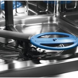 Découvrez l'intérieur élégant du lave-vaisselle ELECTROLUX EES48320L, doté d'un bras de pulvérisation rotatif bleu vif et d'une finition en acier inoxydable.